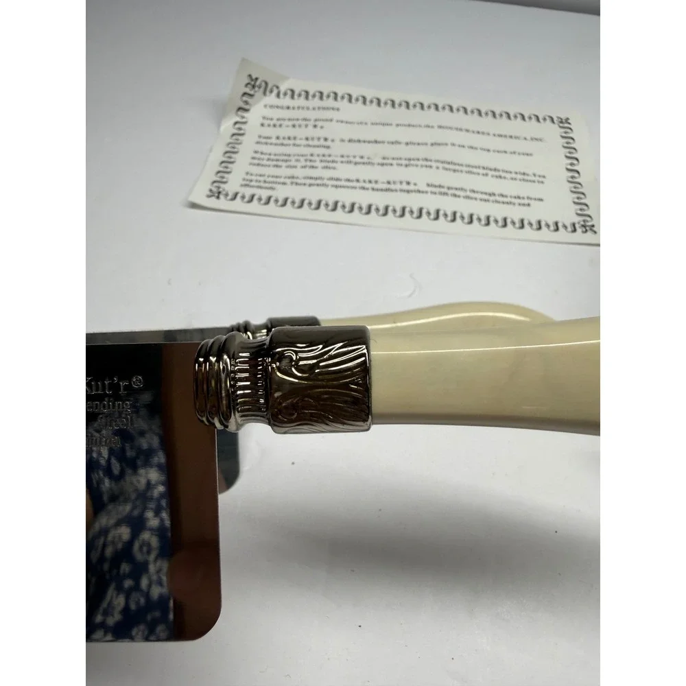 Avon Kake-Kut'r V-Shape Stainless Steel CakeSlicer Server Cream Handles F65263-1
